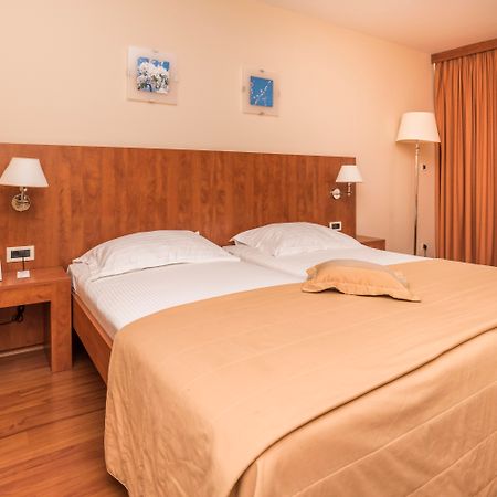 Hotel Umag Plava Laguna Buitenkant foto