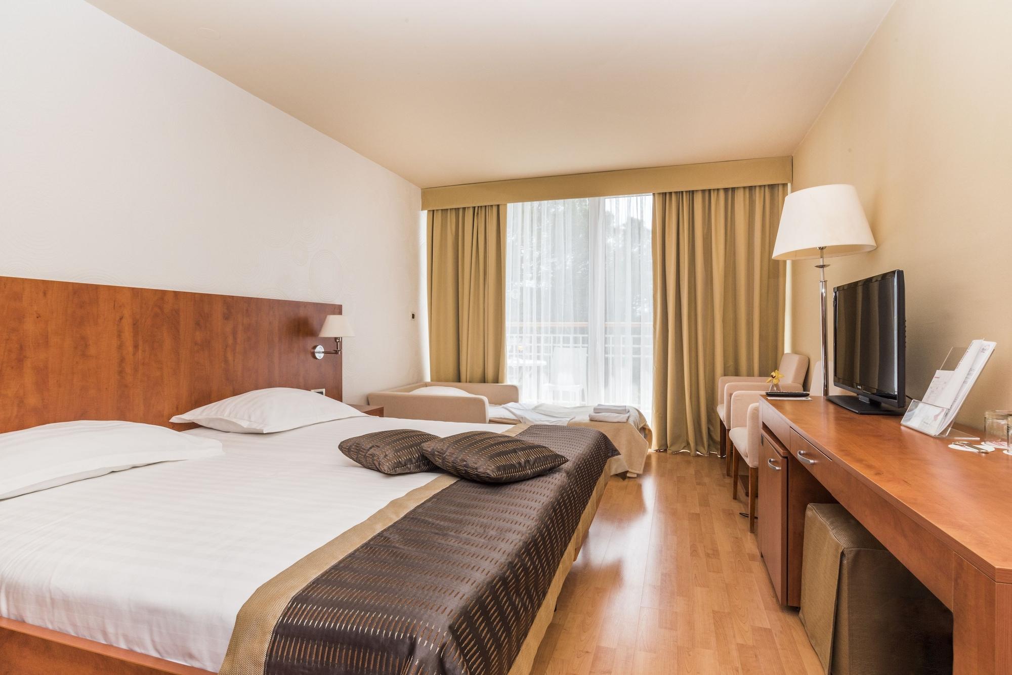 Hotel Umag Plava Laguna Buitenkant foto