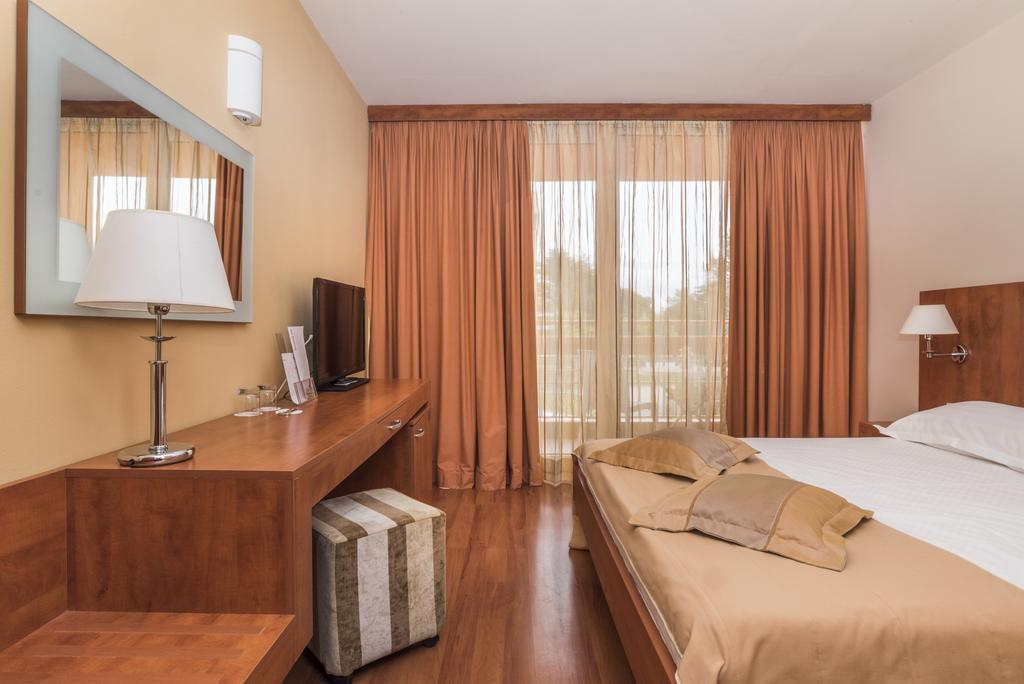 Hotel Umag Plava Laguna Buitenkant foto