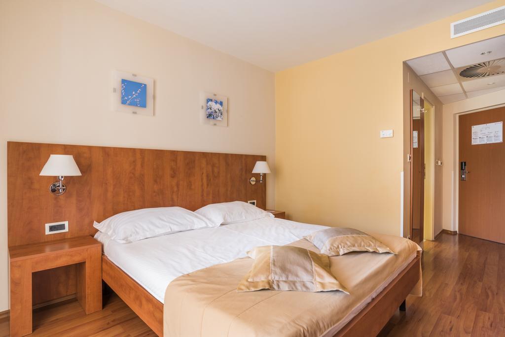 Hotel Umag Plava Laguna Buitenkant foto