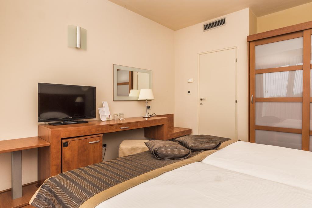 Hotel Umag Plava Laguna Buitenkant foto